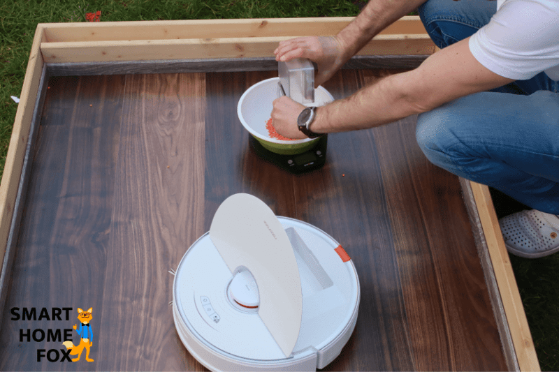 Roborock S7 пылесосит чечевицу на твердом полу.